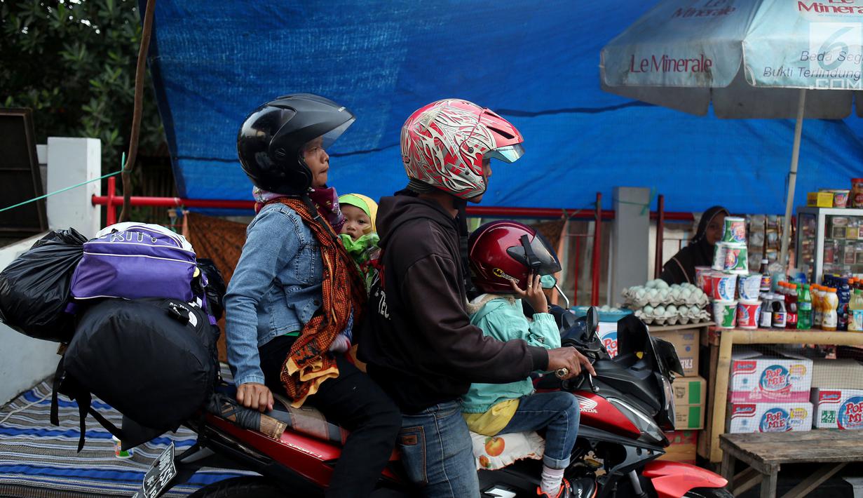 Pemudik singgah di warung dadakan di Jalur Pantura, Cirebon, Jawa Barat, Rabu (21/6). Menjelang puncak arus mudik Lebaran 2017, warga yang tinggal di dekat jalur Pantura membuat warung-warung dadakan. (Liputan6.com/Johan Tallo)