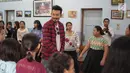 Aktor Denny Sumargo bermain bersama anak-anak saat merayakan ulang tahunnya yang ke-37 di Panti Asuhan Dorkas, Jakarta, Kamis (11/10). (Liputan6.com/Faizal Fanani)