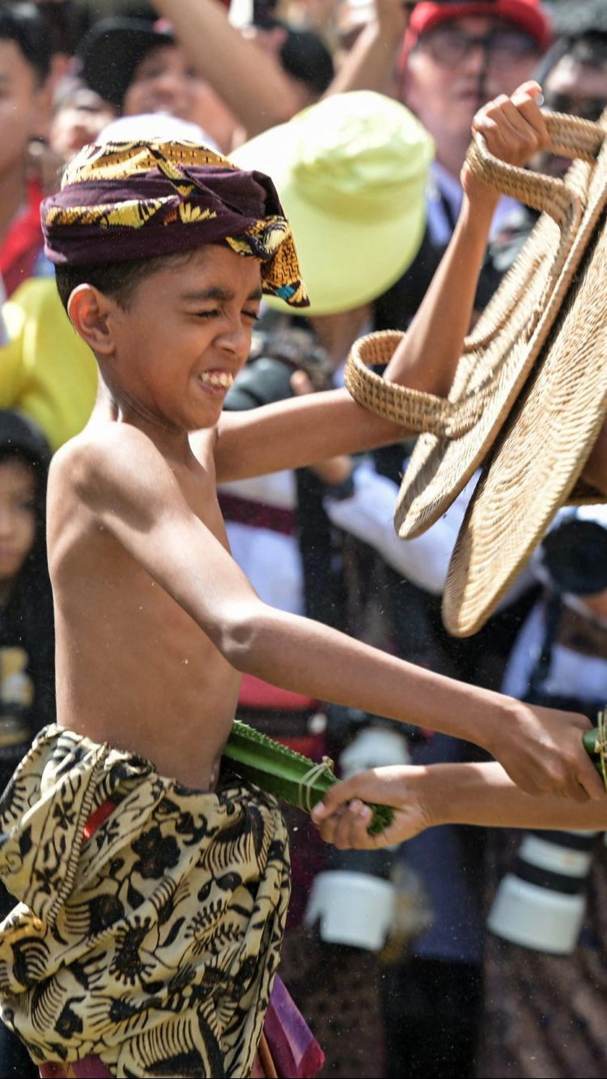Pertarungan menggunakan daun pandan berduri dan perisai rotan ini bukanlah sekedar pertempuran biasa, melainkan tradisi yang kaya makna dan nilai budaya.&nbsp;Foto: Sonny Tumbelaka/AFP