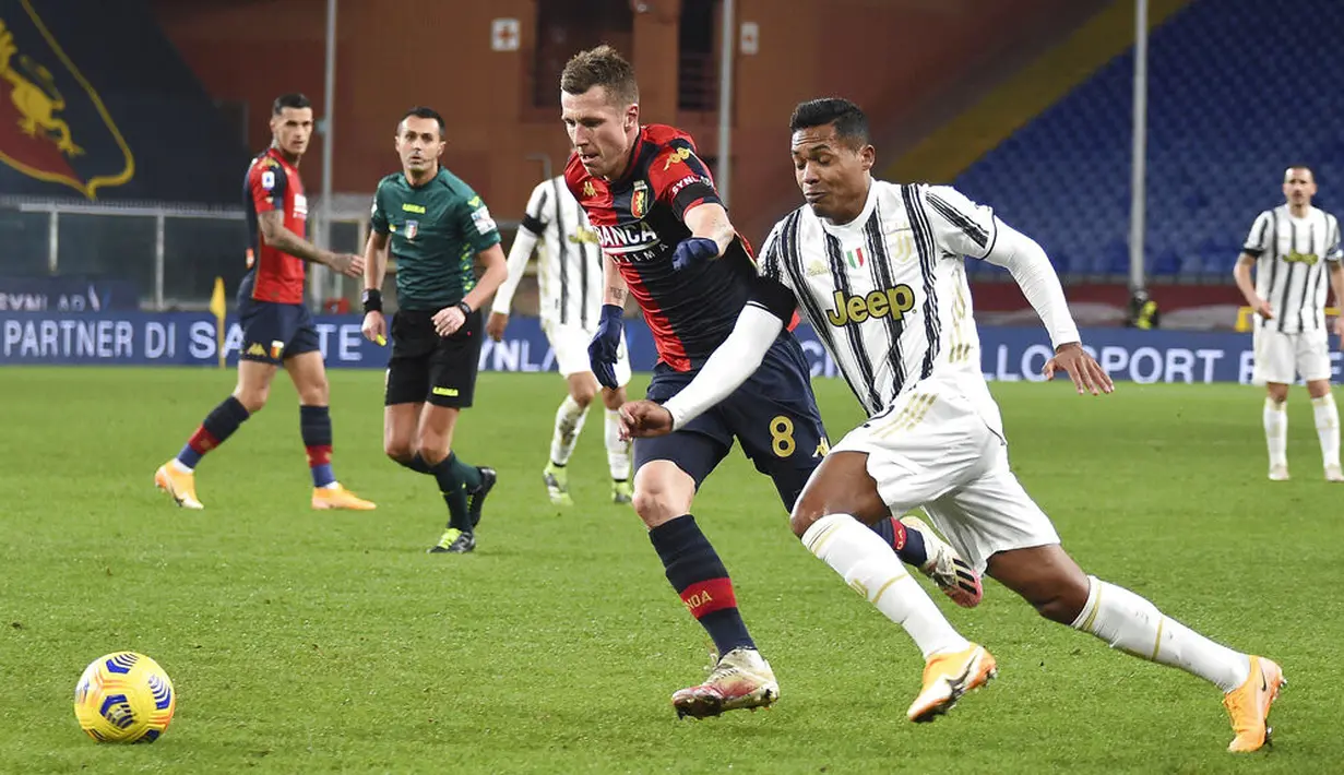 Pemain Juventus Alex Sandro (kanan) berebut bola dengan pemain Genoa Lukas Lerager pada pertandingan Serie A Italia di Stadion Luigi Ferraris, Genoa, Italia, Minggu (13/12/2020). Juventus menang 3-1. (Tano Pecoraro/LaPresse via AP)