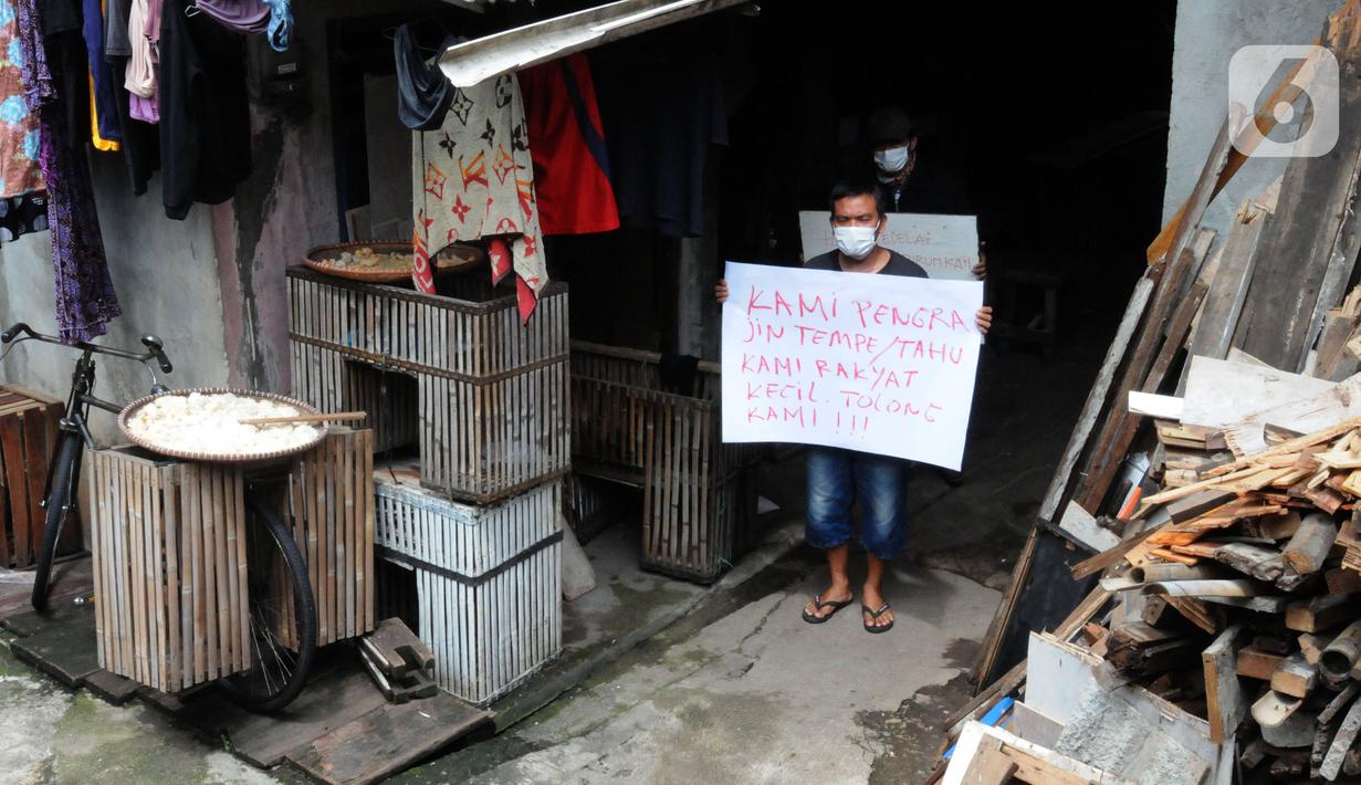 Perajin tempe melakukan aksi mogok produksi di Sentra Produksi Tempe Kelurahan Tugu, Cimanggis, Depok, Senin (21/02/2022).  Harga kedelai impor yang mencapai Rp1,1 juta/kwintal membuat ratusan perajin tahu-tempe di Jabodetabek menggelar mogok produksi tiga hari ke depan. (merdeka.com/Arie Basuki)