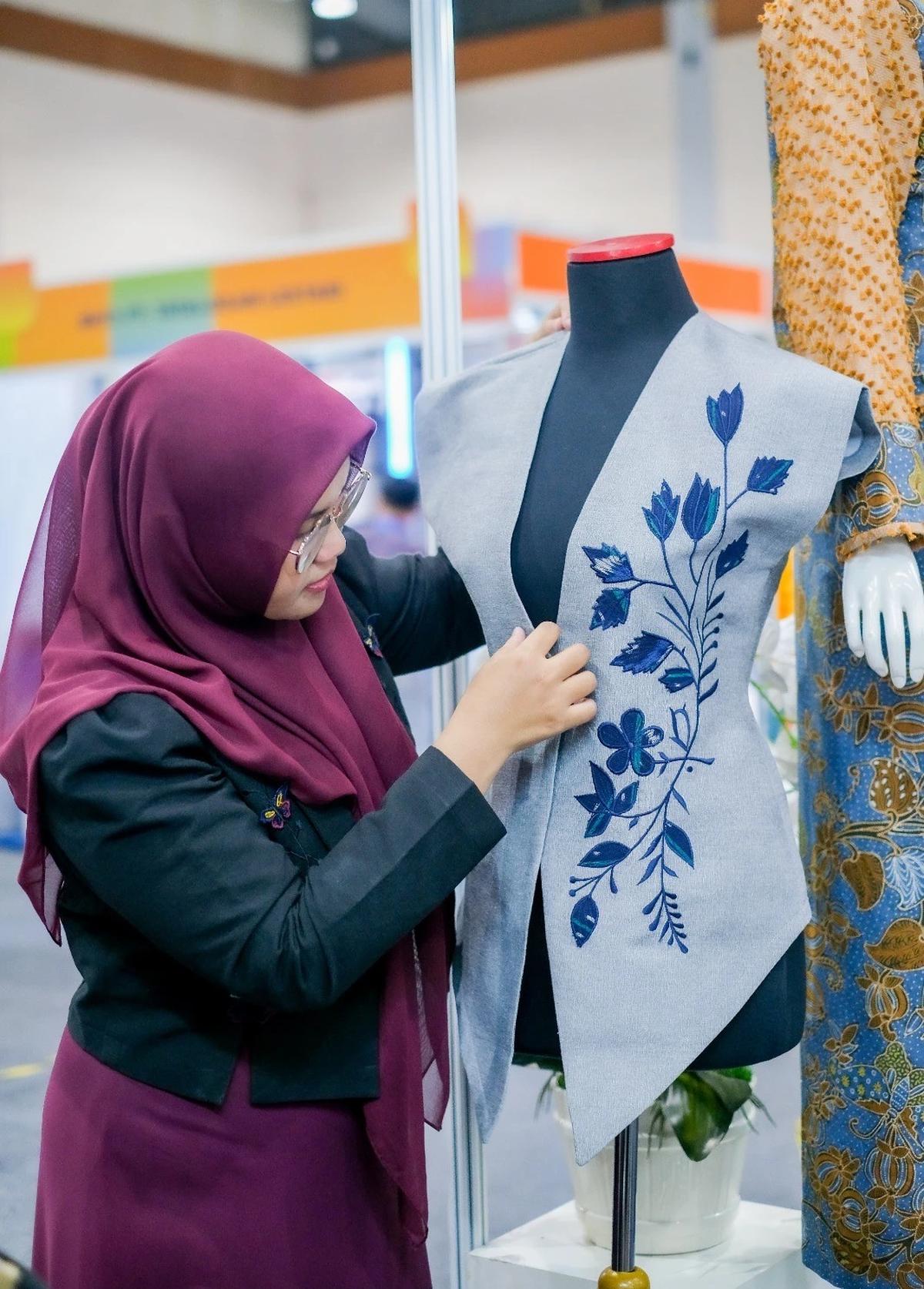 JJC Rumah Jahit Berhasil Kembangkan Fesyen Wastra Eksklusif