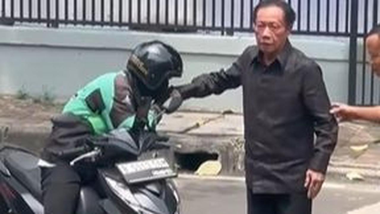 Sutiyoso merupakan tokoh militer Indonesia yang pernah menjadi Gubernur DKI Jakarta selama dua periode.