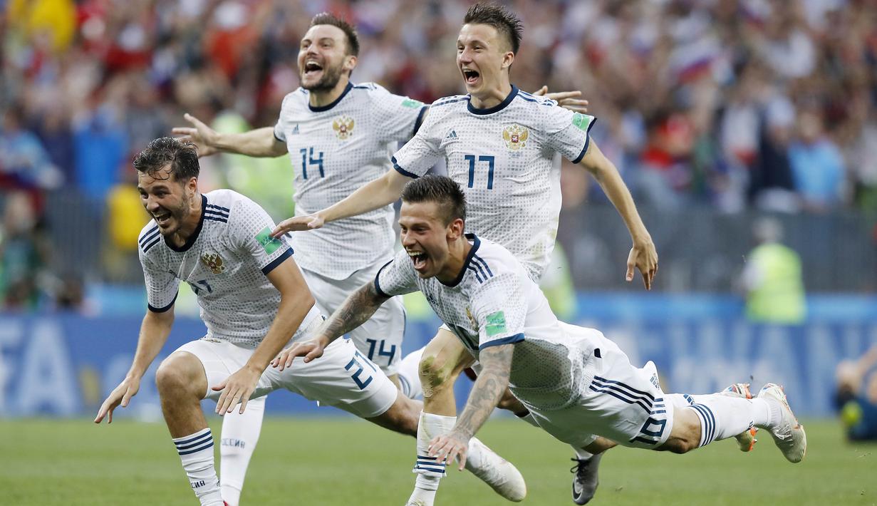 Para pemain Rusia melakukan selebrasi usai mengalahkan Spanyol pada laga 16 besar Piala Dunia di Stadion  Luzhniki, Minggu (1/7/2018). Rusia menang 4-3 atas Spanyol lewat adu penalti. (AP/Manu Fernandez)
