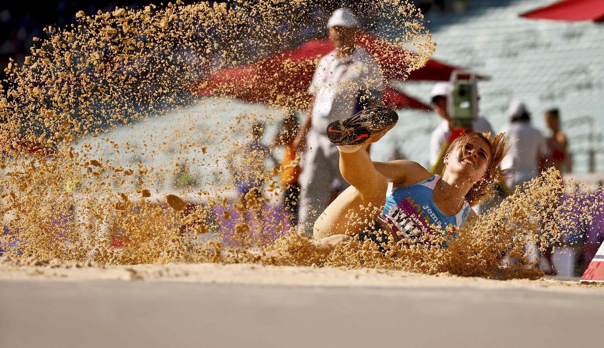 Atlet Moldova, Natalia Cipilenku, saat berlomba di nomor lompat jauh putri Pesta Olah raga Eropa 2015 di Baku, Azerbaijan. Senin (22/6). (REUTERS/Stoyan Nenov)
