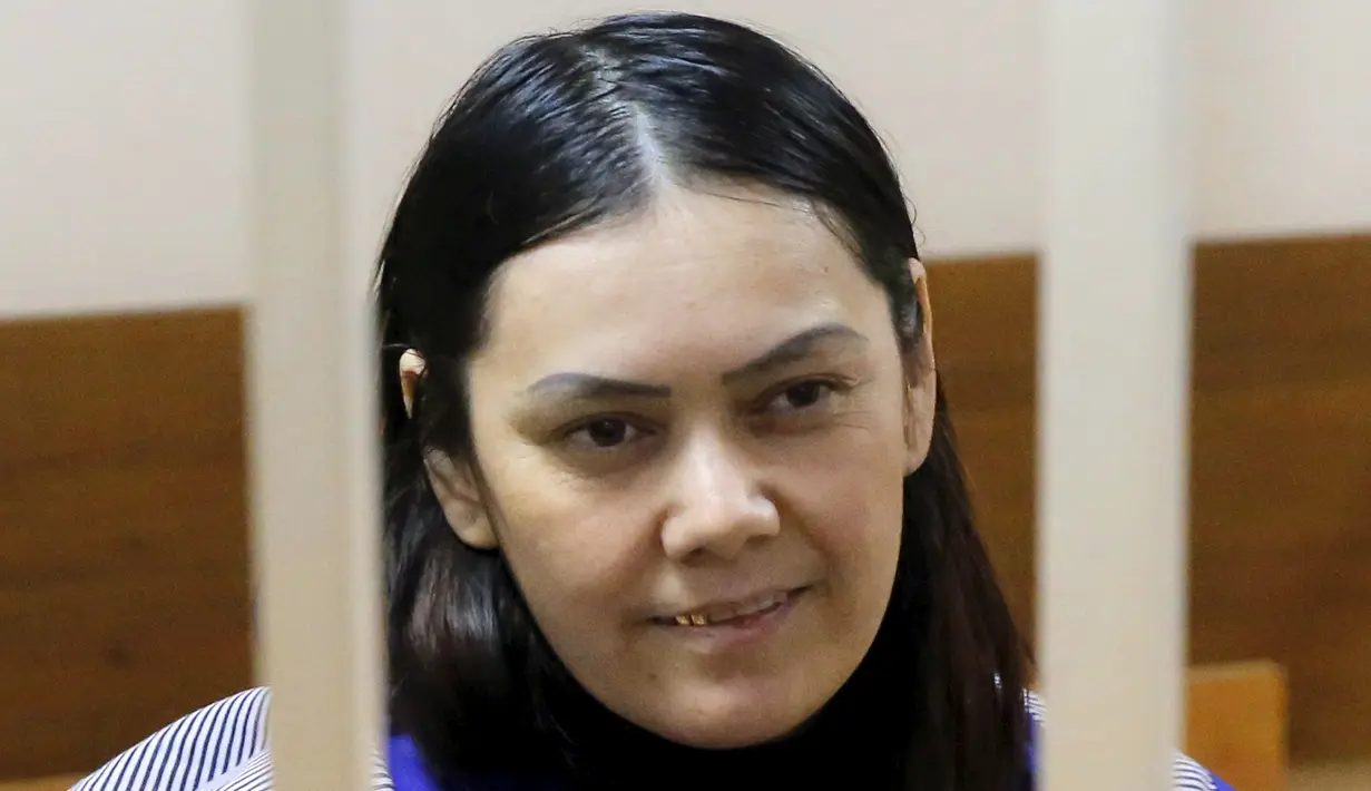 Wanita bernama Gulchehra Bobokulova saat berada di ruang sidang, Moskow, Rusia, Rabu (2/3). Wanita asal Uzbekistan ini tega membunuh seorang anak dengan memenggal dan menenteng kepala bocah berumur 4 tahun tersebut.(REUTERS / Maxim Shemetov)