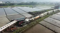 Foto udara memperlihatkan kecelakaan antara Kereta Api (KA) Turangga dengan KA Commuter Line Bandung Raya di petak jalan rel antara Stasiun Haurpugur - Cicalengka di KM 181, Kabupaten Bandung, Jawa Barat, Jumat (5/1/2024). Tabrakan tersebut mengakibatkan tiga orang meninggal dunia. (ANTARA FOTO/Raisan Al Farisi)