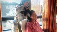 Annisa Pohan sedang menyisir rambut ibu mertuanya, Ani Yudhoyono, saat di rumah sakit (Dok.Instagram/@annisayudhoyono/https://www.instagram.com/p/BvS2PwYDlnC/Komarudin)