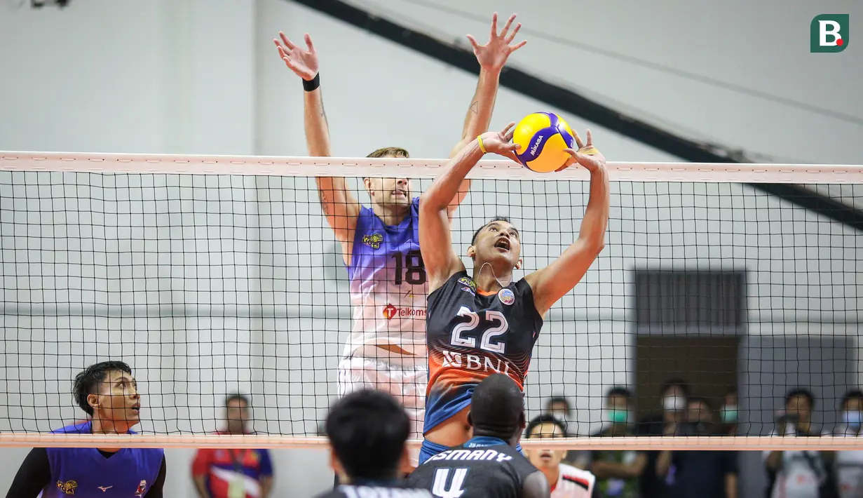 Pemain Jakarta BNI 46, Bagus Ardianto (kanan) melakukan operan dibayangi pemain Surabaya Bhayangkara Samator, Tim Robert Taylor saat laga lanjutan PLN Mobile Proliga 2022 di GOR Padepokan Voli Jenderal Polisi Kunarto, Bogor, Jumat (14/01/2022). (Bola.com/Bagaskara Lazuardi)