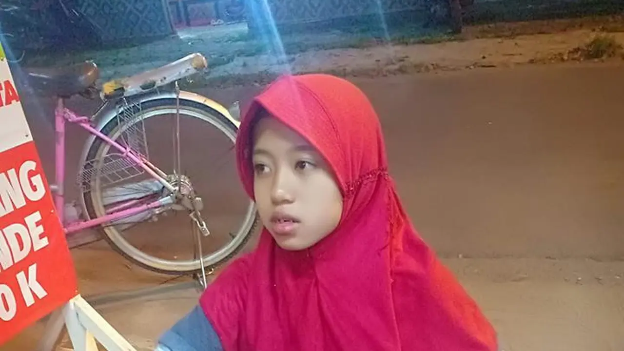 Bocah penjual gorengan viral di Facebook. (Foto: Liputan6.com/Callista Khanza Sport-Muhamad Ridlo)