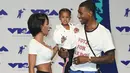 Teyana Taylor dan Iman Shumpert serta putri mereka, Iman menghadiri MTV Video Music Awards (VMA) 2017 di California, Minggu (27/8). MTV VMA merupakan salah satu acara penghargaan musik yang paling dinanti selain Grammy Awards. (Jordan Strauss/Invision/AP)