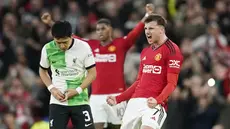 Pemain Manchester United, Mason Mount, merayakan kemenangan di depan pemain Liverpool pada babak perempat final Piala FA 2023/2024 di Old Trafford, Minggu (17/03/2024). (AP Photo/Dave Thompson)