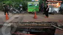 Amblasnya jalan diakibatkan oleh usia gorong-gorongnya sudah cukup lama. Ketika dinding tanah penahannya terkikis oleh air sehingga tak ada lagi penahan  . Kamis (10/4/2014)  (Liputan6.com/Johan Tallo).