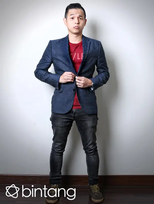 “Yang pasti capek dan teler juga sih, karena selain harus jadi sutradara saya tampil di layar sekitar 70 persen. Jadi benar-benar menguras fisik dan mental karena harus kerja dari pagi sampai malam,” aku Ernest Prakasa. (Febio Hernanto/Bintang.com)