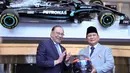 Presiden Republik Indonesia, Prabowo Subianto (kanan) menerima helm Mercedes AMG Petronas F1 Team sebagai kenang-kenangan dari Perdana Menteri Malaysia, Anwar Ibrahim dalam sebuah pertemuan di Kuala Lumpur pada tanggal 27 Januari 2025. (HASNOOR HUSSAIN/POOL/AFP)