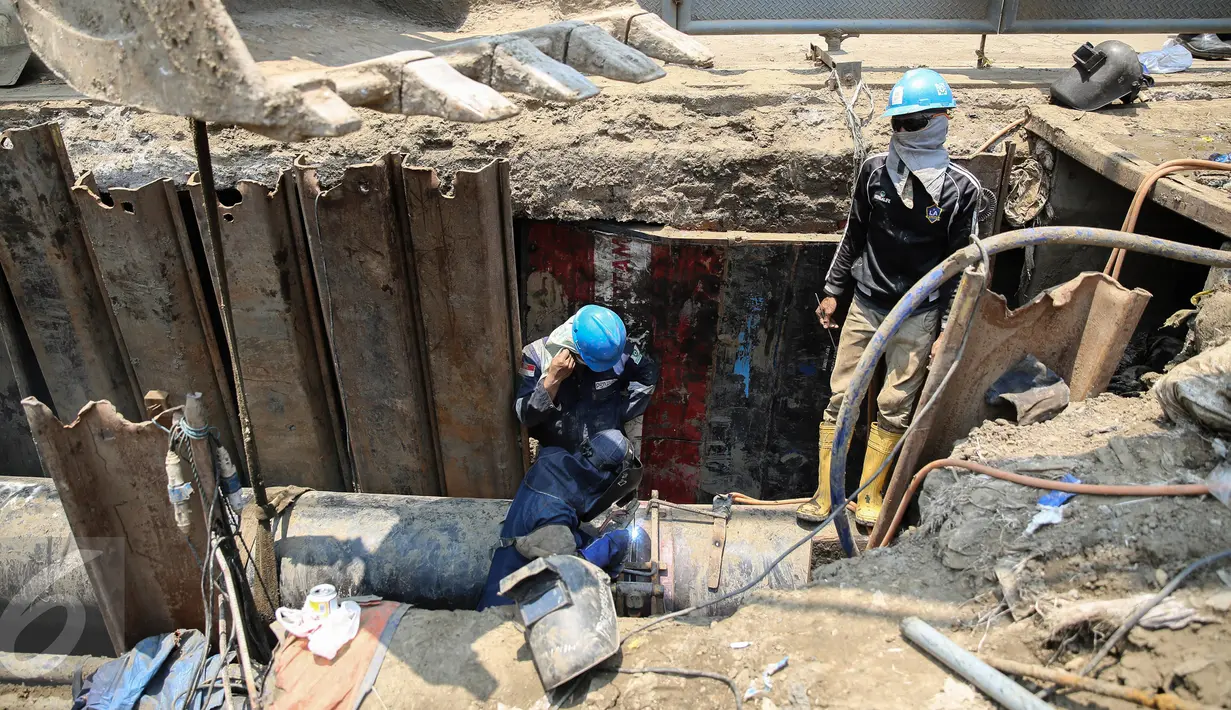 Aktivitas pekerja saat memasang pipa gas, Jakarta, Rabu (30/9/2015). PT Perusahaan Gas Negara Tbk (PGN) mengklaim siap menjadi aggregator gas atau badan penyangga gas nasional. (Liputan6.com/Faizal Fanani)
