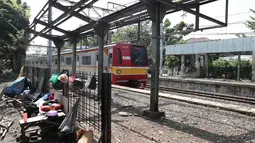 Kereta melintas di Stasiun Mampang, akarta, Senin (9/4). Stasiun yang telah dinonaktifkan pengoperasiannya karena letaknya terlalu dekat dengan Stasiun Manggarai tersebut kini kondisinya terbengkalai serta kumuh. (Liputan6.com/Immanuel Antonius)
