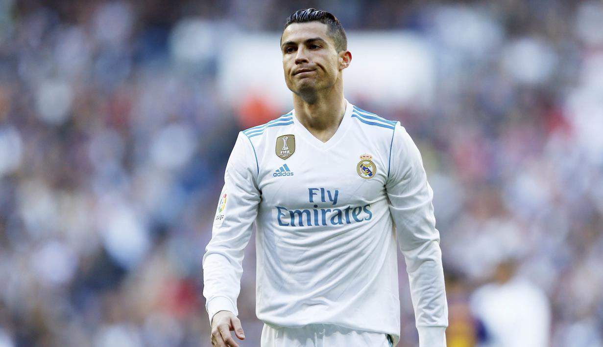 Striker Real Madrid, Cristiano Ronaldo, tampak kecewa saat ditaklukkan Barcelona pada laga bertajuk El Clasico La Liga di Santiago Bernabeu, Sabtu (23/12/2017). Real Madrid takluk 0-3 dari Barcelona. (AP/Francisco Seco)