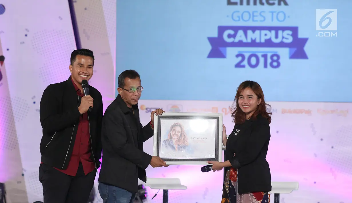 CO Founder & Heado of Marcomm Warunk Upnormal,  Cindy Alvionita Bahder berbagi pengalamannya untuk menjadi entrepreneur kepada peserta Emtek Goes to Campus (EGTC) 2018 di Universitas Gadjah Mada, Yogyakarta, Kamis (18/10). (Liputan6.com/Herman Zakharia)