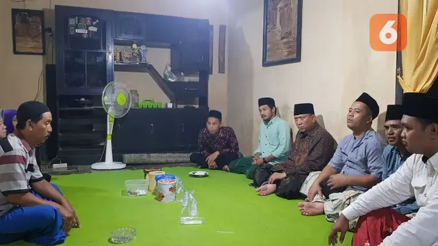 Pengurus PCNU Banyuwangi kunjungi rumah AYP anggota perguruan silat yang menjadi korban pengeroyokan hingga tewas (Hermawan Arifianto/Liputan6.com)