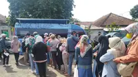 Antrian warga di salah satu gerai mobil keliling penukaran uang cash yang disedikan KPw BI Tasikmalaya, Jawa Barat. (Liputan6.com/Jayadi Supriadin)