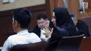 Bupati nonaktif Kutai Kartanegara, Rita Widyasari (kiri) saat mengikuti sidang perdana di Pengadilan Tipikor, Jakarta, Rabu (21/2). Rita didakwa dalam dugaan suap pemberian izin lokasi perkebunan kelapa sawit. (Liputan6.com/Helmi Fithriansyah)