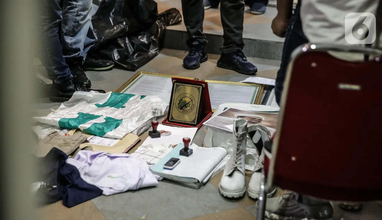Sejumlah barang bukti diamankan saat saat penggeledahan di lokasi bekas Sekretariat Markas FPI di Petamburan, Jakarta, Selasa (27/4/2021). Berdasarkan keterangan polisi, Munarman diduga menggerakkan orang lain untuk melakukan tindak pidana terorisme. (Liputan6.com/Faizal Fanani)
