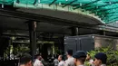 Personel kepolisian disiagakan jelang penyitaan aset di Gedung Granadi, Jakarta, Senin (17/12). Penjagaan ketat tersebut dikarenakan akan ada aksi yang menuntut semua aset Soeharto, keturunan dan kroni-kroninya disita negara. (Liputan6.com/Faizal Fanani)