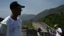 Orang-orang mendaki Tembok Besar China di Mutianyu, utara Beijing, pada libur Hari Buruh, Senin (1/5/2023). (Photo by GREG BAKER / AFP)