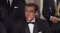 James Bond (diperankan oleh Sean Connery) sedang merokok dalam film pertamanya, Dr No, di tahun 1962.