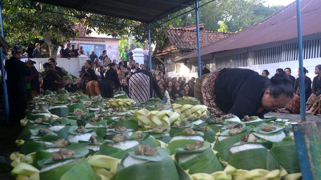 Pawestri atau kaum perempuan mempersiapkan jamuan makan dalam tradisi Punggahan Sadran, menjelang bulan puasa. (Foto: Liputan6.com/Muhamad Ridlo)