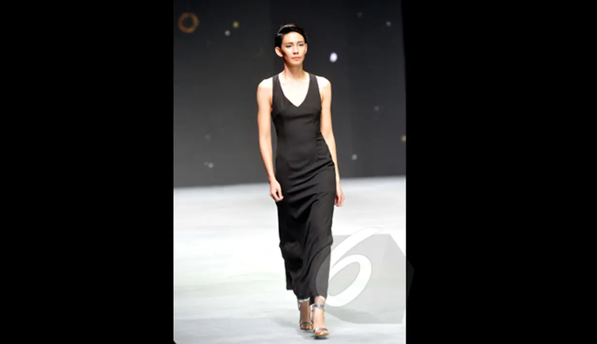 Model berjalan di atas catwalk memperagakan busana rancangan Zalora  pada ajang Indonesia Fashion Week 2015 di JCC Senayan, Jakarta, Kamis (26/2/2015). (Liputan6.com/Panji Diksana)