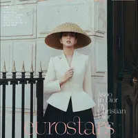 Lihat di sini gaya Jisoo BLACKPINK yang curi atensi pakai 'Topi Caping' di sampul Vogue Korea. [@sooyaaa__].