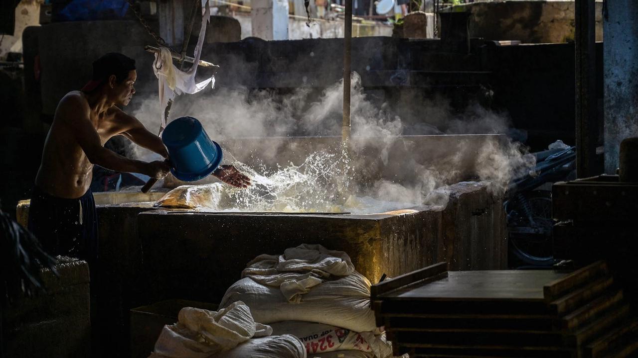 FOTO: Kenaikan Harga Kedelai Tekan Produksi Tahu di Jawa Timur