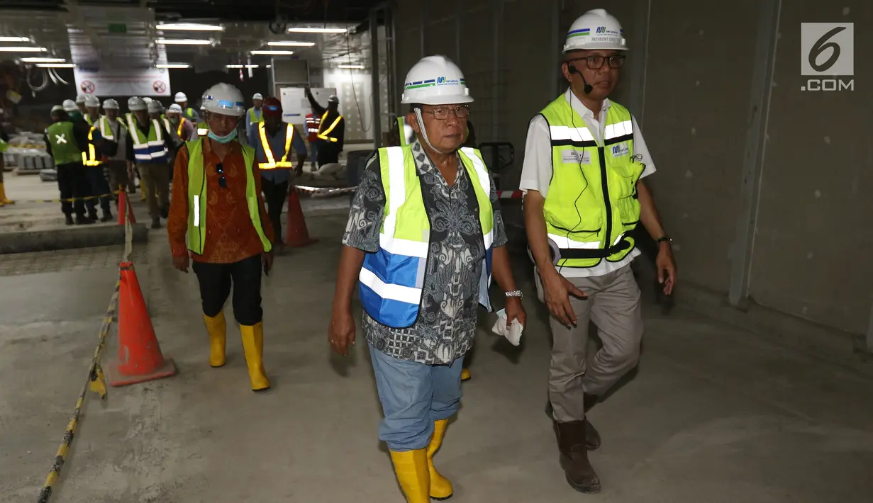Menteri Koordinator Bidang Perekonomian Darmin Nasution memantau pembangunan proyek MRT Jakarta fase I di Senayan, Jakarta, Senin (11/6). Usai berkunjung ke stasiun bawah tanah MRT, Darmin mengungkapkan kekagumannya. (Liputan6.com/Angga Yuniar)