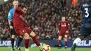 Proses gol yang dicetak oleh gelandang Liverpool, Xherdan Shaqiri, ke gawang Manchester United pada laga Premier League di Stadion Anfield, Liverpool, Minggu (16/12). Liverpool menang 3-1 atas MU. (AFP/Paul Ellis)