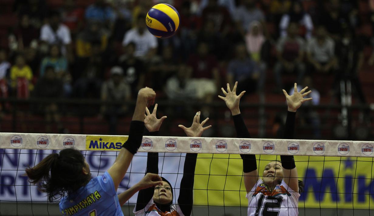Para pevoli Jakarta BNI 46 berusaha menahan smash saat melawan Bandung Bank BJB pada perebutan tempat ketiga Proliga 2019 di GOR Among Rogo, Yogyakarta, Sabtu (23/2). BNI 46 menang 3-1 atas BJB. (Bola.com/Yoppy Renato)