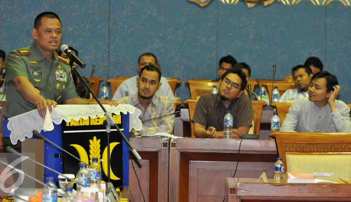 Panglima TNI Gatot Nurmantyo memberikan pemaparannya saat Seminar Kebangsaan 70 Tahun Kemerdekaan Indonesia, Jakarta, Rabu (26/08/2015). Diskusi dilandasi rasa tanggung jawab partai untuk mengokohkan semangat nasionalisme. (Liputan6.com/Andrian M Tunay)