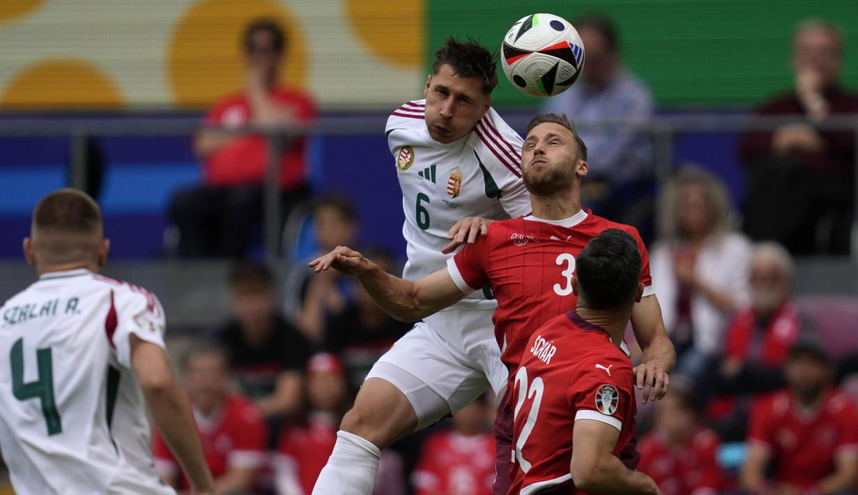 Bek Timnas Hungaria, Willi Orban (kiri) berduel udara dengan bek Timnas Swiss, Silvan Widmer pada laga Grup A Euro 2024 di RheinEnergie Stadium, Cologne, Jerman, Sabtu (15/6/2024). (AP Photo/Darko Vojinovic)