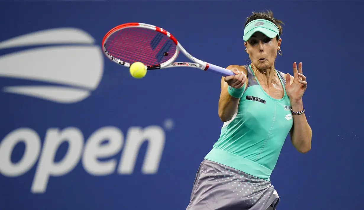 <p>Cornet membuat delapan break point yang membuat Raducanu kerepotan. Hasilnya, petenis asal Prancis tersebut berhasil menundukkan Raducanu dengan skor 6-3. (AP/Frank Franklin II)</p>
