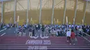 Animo penonton untuk menyaksikan upacara pembukaan Pesta Olahraga Asia Tenggara (SEA Games) ke-32 di Phnom Penh pada tanggal 5 Mei 2023 cukup besar meski di tengah sengatan matahari. (MOHD RASFAN/AFP)