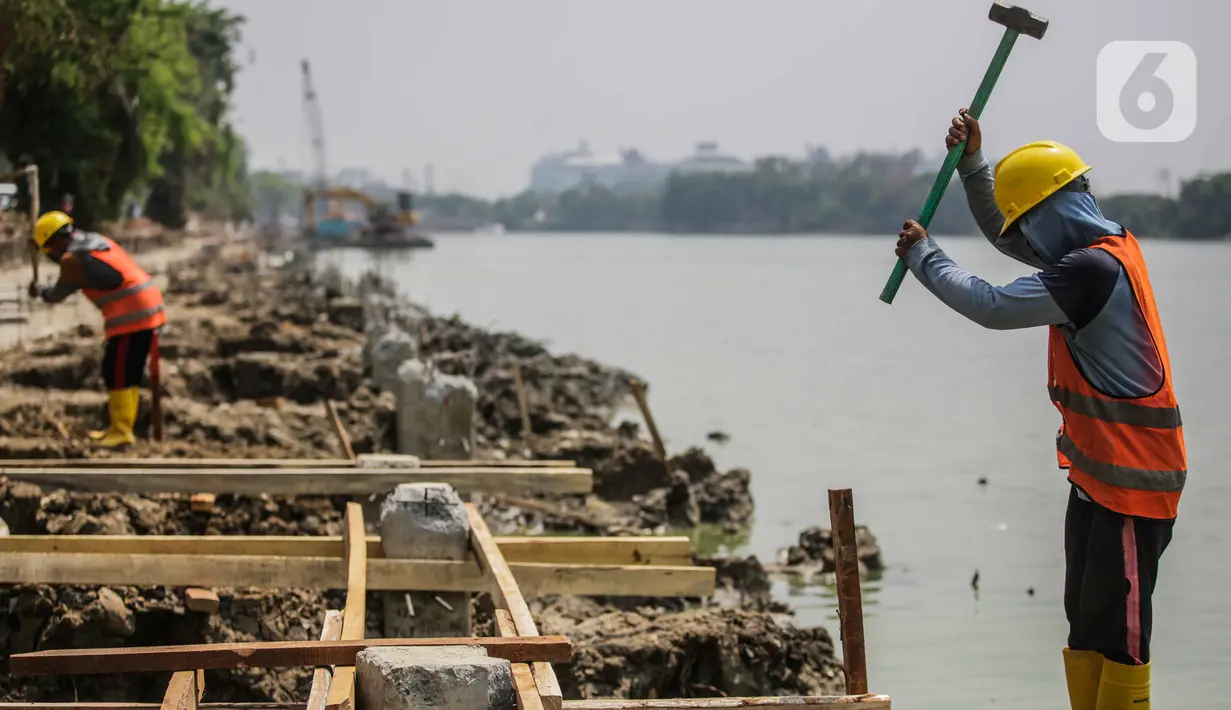 Aktivitas pekerja proyek pemasangan sheet pile (turap) di kawasan Waduk Sunter Selatan, Jakarta, Senin (18/11/2019). Pemkot Jakarta Utara terus berupaya mempercantik kawasan Danau Sunter Selatan, salah satunya dengan pembangunan sheet pile atau turap. (Liputan6.com/Faizal Fanani)