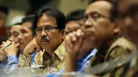 Menteri ATR/Kepala BPN Sofyan Djalil mengikuti rapat kerja bersama Komisi II DPR di Senayan, Jakarta, Senin (3/10). Raker membahas penetapan alokasi anggaran tahun 2017 kementerian dan lembaga mitra kerja Komisi II DPR. (Liputan6.com/Johan Tallo)