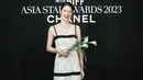 <p>Masih dari Chanel, Laura Basuki terima penghargaan Marie Claire dengan dress renda yang cantik [@laurabas]</p>
