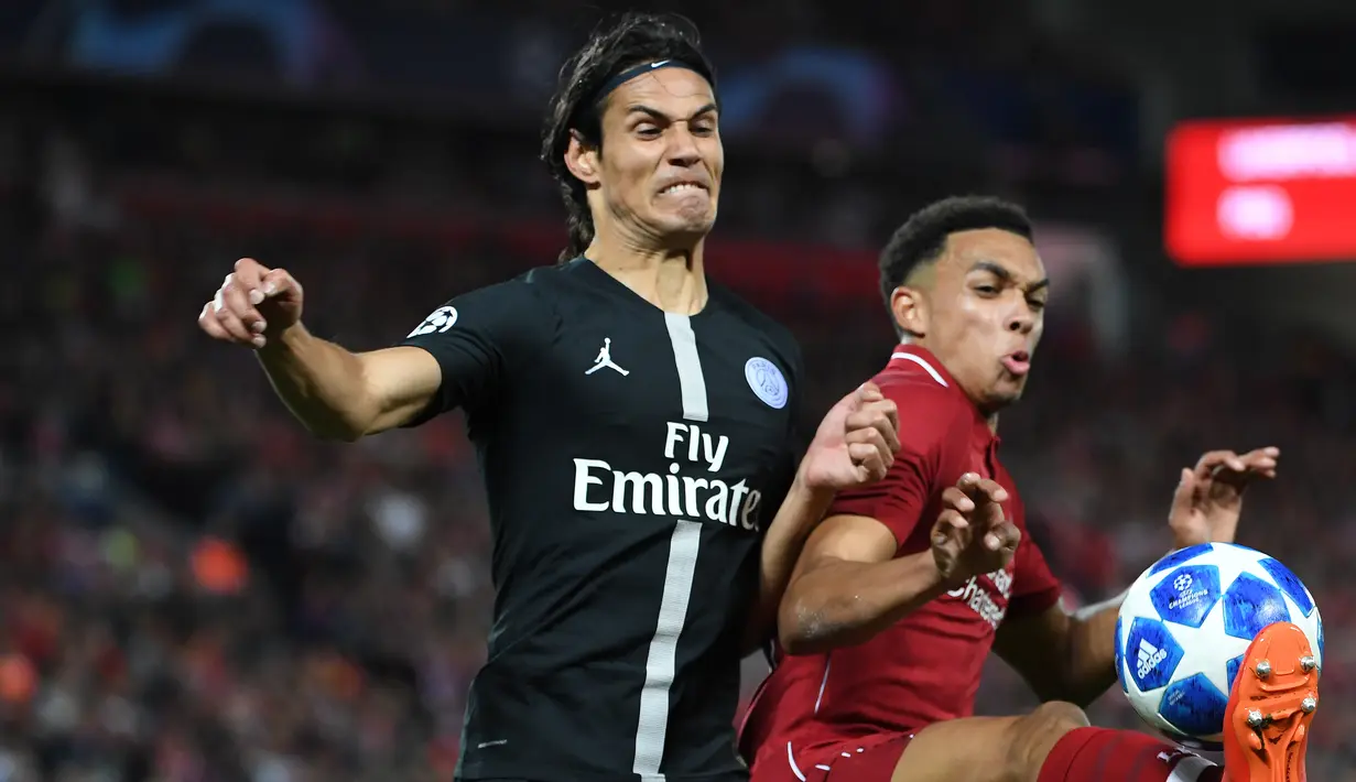 Striker Paris Saint-Germain (PSG), Edinson Cavani (kiri) berebut bola dengan bek Liverpool Trent Alexander-Arnold saat bertanding di Liga Champions di Anfield, Liverpool, Inggris, Selasa (18/9). Liverpool membungkam PSG 3-2. (Paul ELLIS/AFP)
