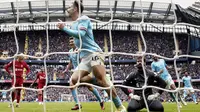 Pemain Manchester City, Jack Grealish melakukan selebrasi setelah membobol gawang Liverpool pada laga pekan ke-29 Liga Inggris 2022/2023 yang berlangsung di Etihad Stadium, Manchester, Minggu (01/04/2023) WIB. The Cityzens menang dengan skor 4-1. (AP Photo/Jon Super)