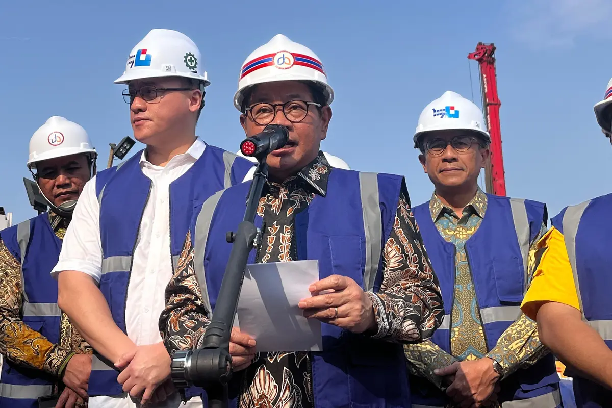 Gubernur DKI Jakarta Pramono Anung  saat meninjau proyek Flyover Latumenten, Grogol, Jakarta Barat.