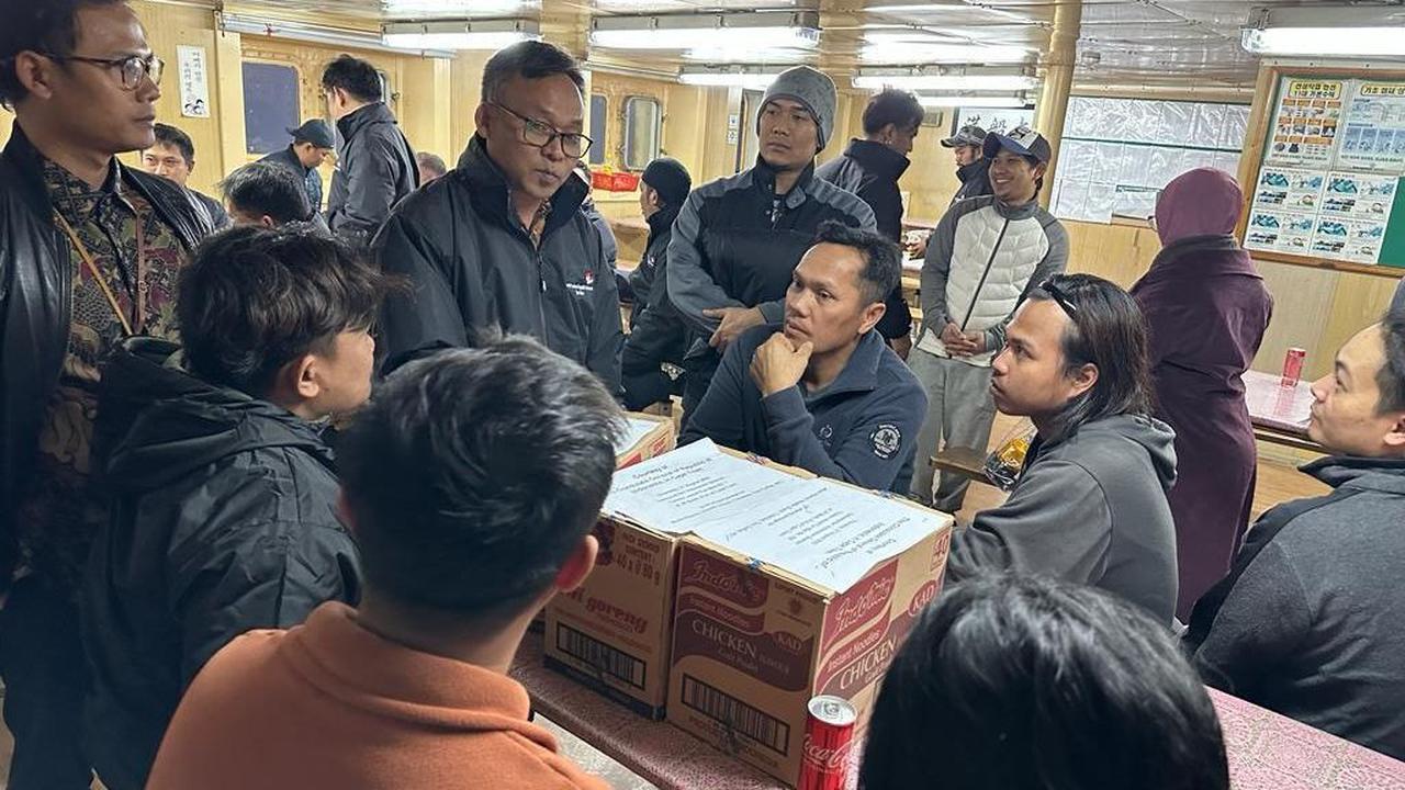 Kegiatan jemput bola KJRI Cape Town kepada para ABK yang berada di kapal sangat diapresiasi para ABK. Di akhir pertemuan, dilakukan foto bersama serta pengisian kuesioner survey kepuasan para ABK.<br>