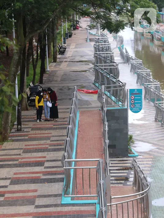 Pengunjung menyusuri kawasan Taman Kota 2 BSD yang berwajah baru di Tangerang Selatan, Jumat (19/2/2021). Revitalisasi sejumlah sarana dan prasarana tampak terus dilakukan. Diantara yang terbaru adalah pedestrian yang terbentang di sisi barat bersama dengan aliran sungai. (Liputan6.com/Angga Yuniar)
