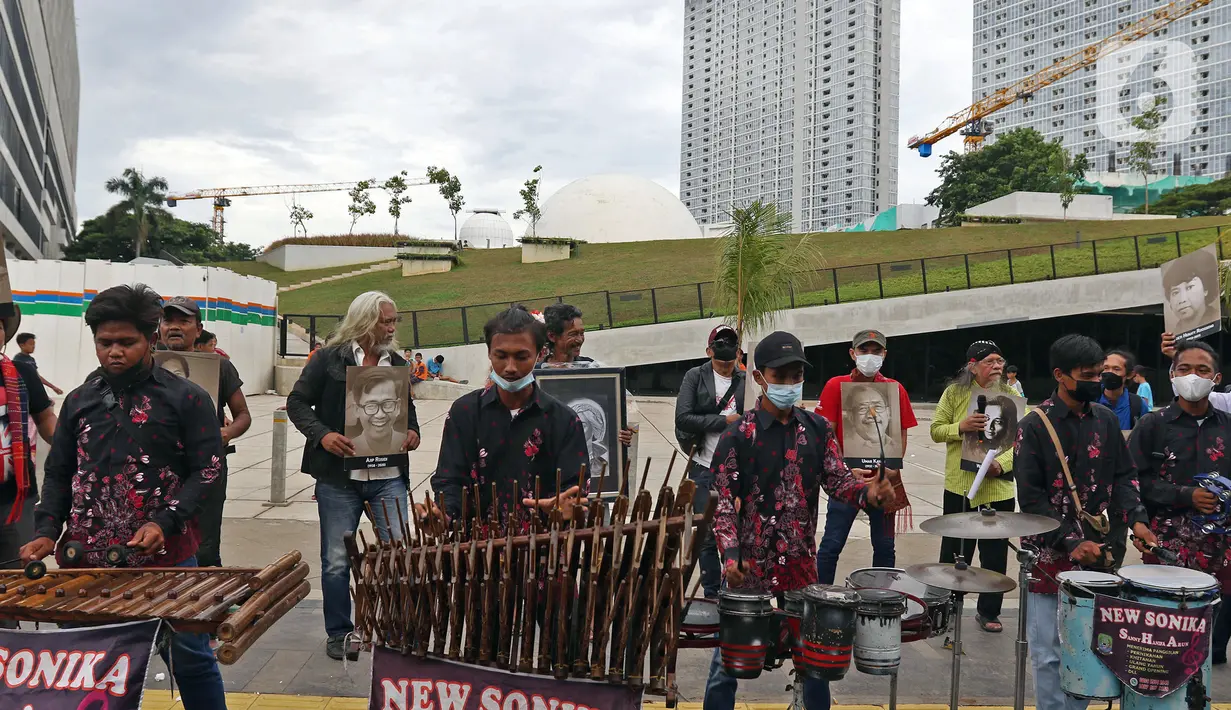 Seniman memainkan alat musik saat mengikuti Karnaval Seni Budaya di Taman Ismail Marzuki, Jakarta, Rabu (10/11/2021). Karnaval tersebut menampilkan pertunjukan seni budaya digelar sebagai rangkaian perayaan HUT ke-53 Taman Ismail Marzuki (TIM). (Liputan6.com/Herman Zakharia)